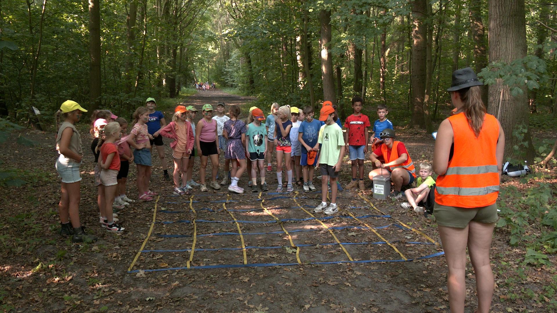 Video: Vakantiespelen Dijkgatbos trekken weer veel jonge deelnemers