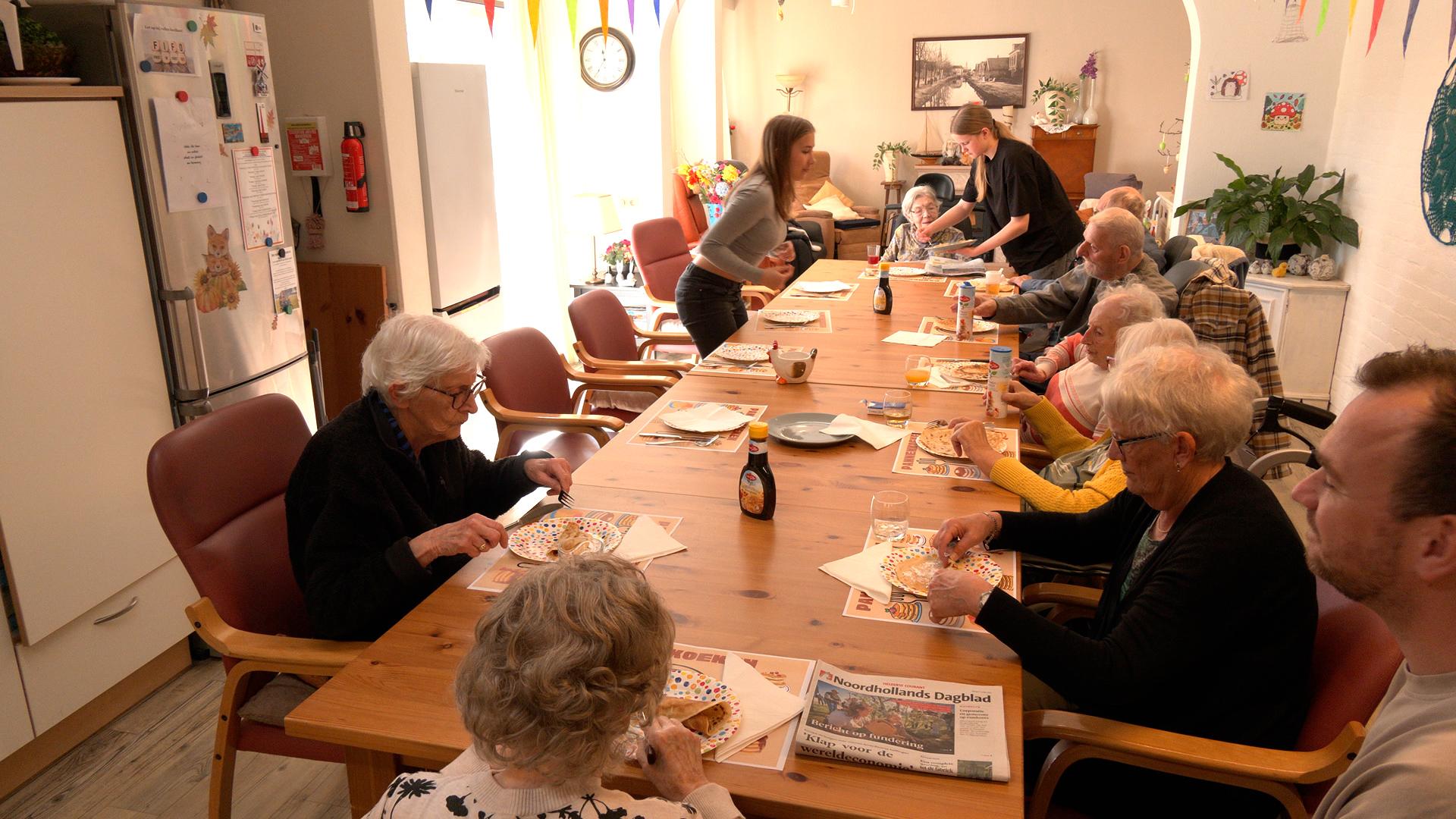 Video: Leerlingen serveren zelfgebakken pannenkoeken bij Ten Anker