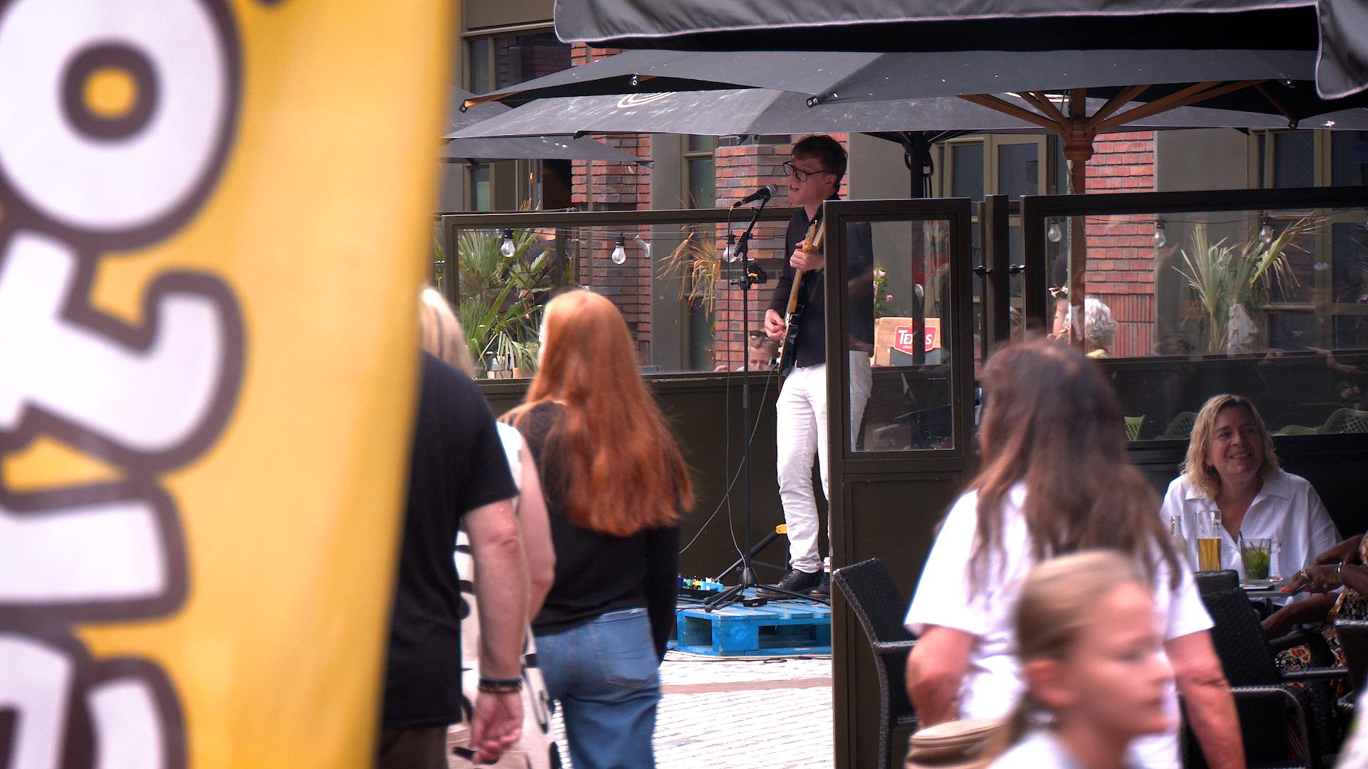 Video: Straatconcerten en kraampjes maken Juttersmarkt compleet
