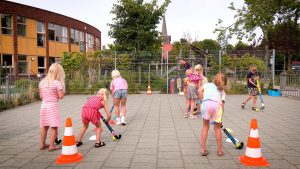 Video: Geen hockeyclub, geen probleem: hockeyclinic voor de jeugd in Breezand