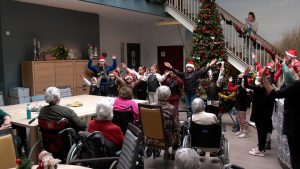 Video: Basisschool Floriant verzorgt kerstconcert voor woonzorglocatie