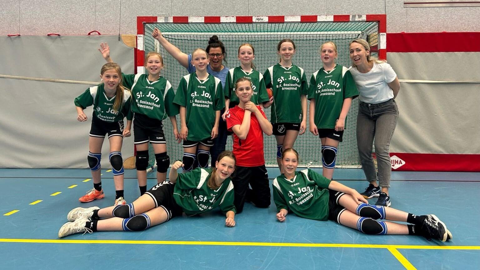 Meisjes Sint Janschool winnen brons op NK Schoolhandbal