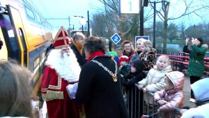 Video: Sinterklaas komt met de trein aan in Anna Paulowna