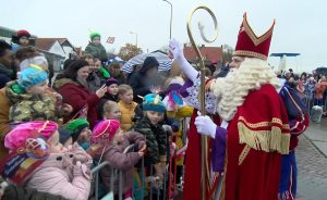 Video: Kinderen trotseren de kou bij aankomst Sinterklaas in Slootdorp