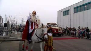 Kinderen verwelkomen Sint en zijn pieten in Den Oever (video)