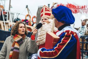Sinterklaas wordt uitgezwaaid in de haven van Den Oever