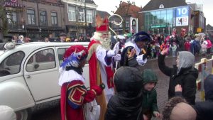 Kinderen heten Sint welkom in Schagen (video)