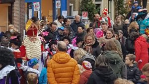 Chaotische maar gezellige intocht Sinterklaas