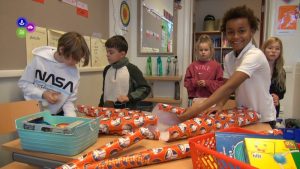 Groep 6 speelt voor Sinterklaas (video)
