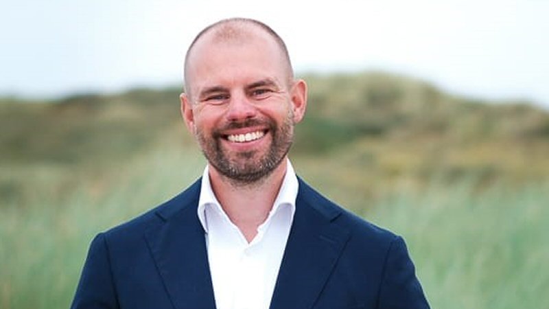 Dichter draagt voor in winkelcentrum