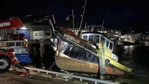 Storm Pia richt schade aan in haven Den Oever: sleepboot losgeslagen en deur ontzet