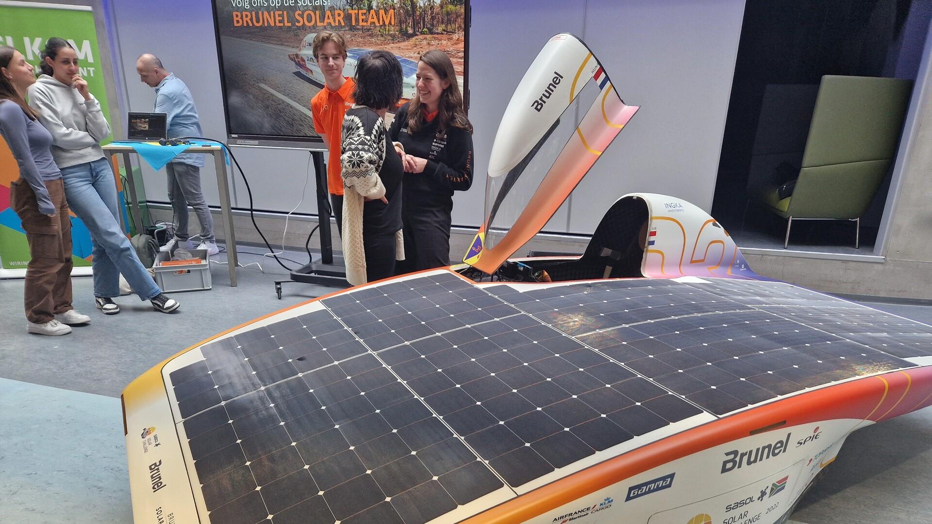 Oud-leerlinge Cato Kral brengt met haar succesvolle solar team een bezoekje aan Wiringherlant