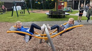 Video: Kinderen vermaken zich op buitenspeeldag in Hippolytushoef