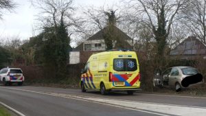 Auto belandt in berm Spreeuwenlaan