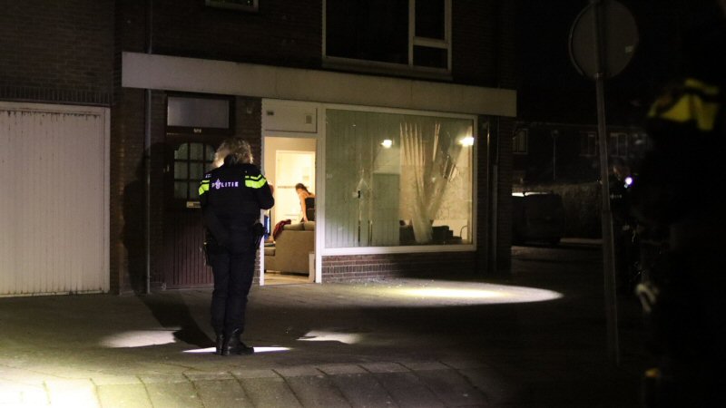 Stenen door voorruit woning Den Helder