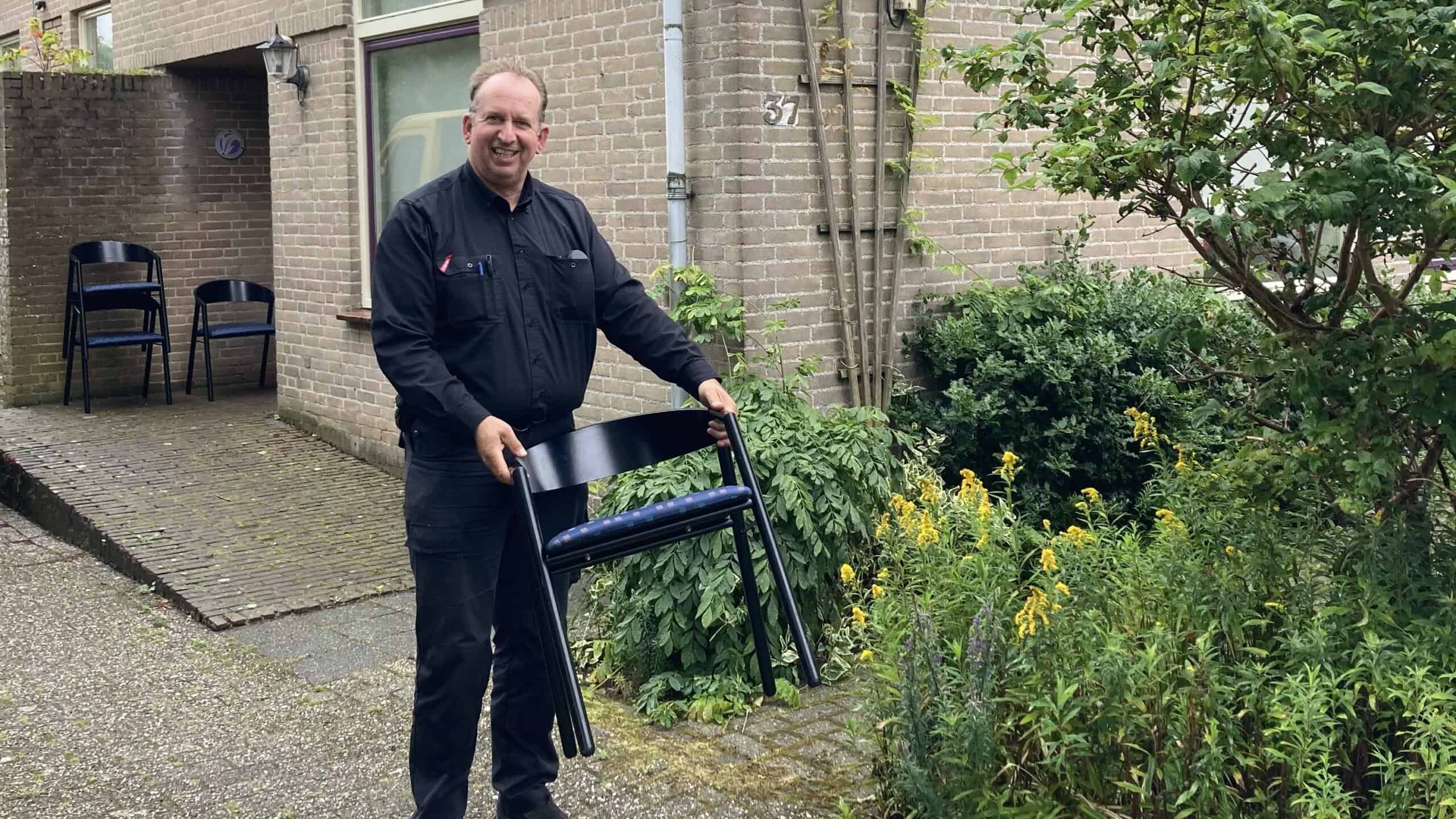 Stoelen van Mereboer Uitvaartzorg naar Schietsportvereniging De Wieringermeer