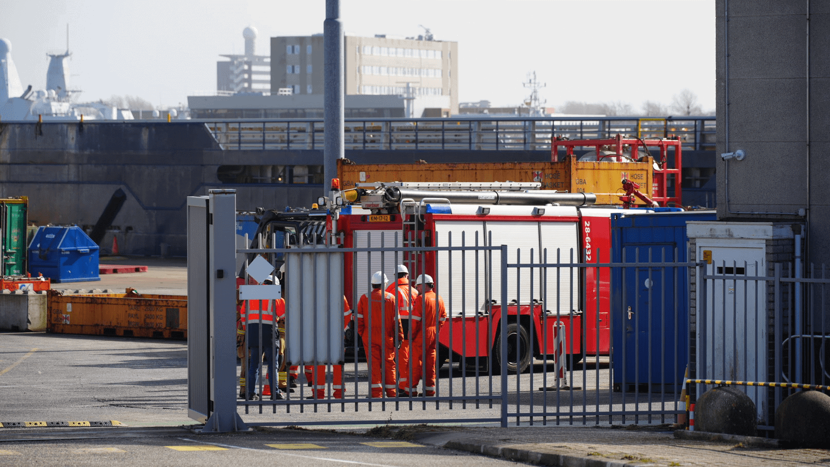 Deel van dak bedrijfspand waait weg op Paleiskade