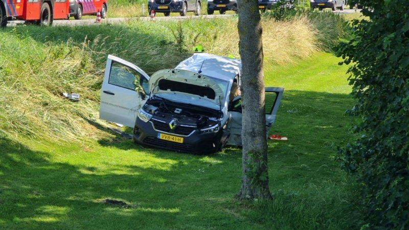 Aanrijding in Slootdorp, bestelbus van talud