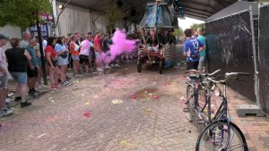 Video: Gezelligheid en veel kleurstof op Polderse kermis