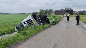 Tankwagen kantelt in sloot nabij ’t Veld