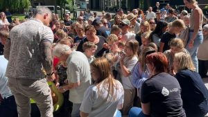 Wethouders jury bij kermis tekenwedstrijd