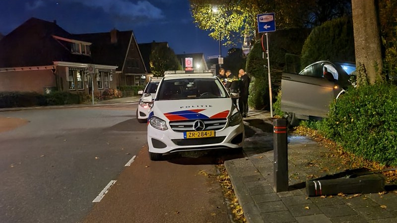 Tesla in voortuin op ’t Noord in Schagen