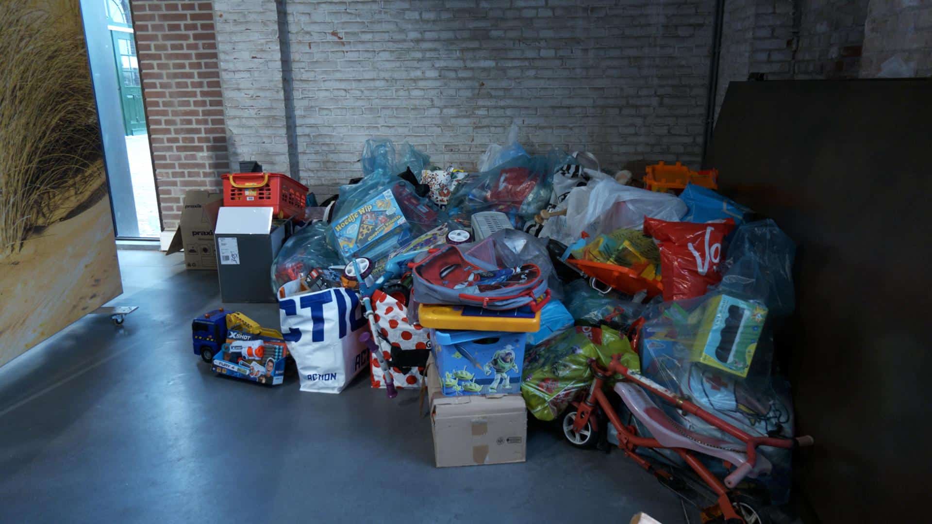 Video: Kinderburgemeester overhandigt ingezameld speelgoed aan Speelgoedbank