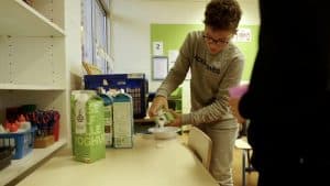 Schoolontbijt en voorlezende basketballers op OBS De Dijk (Video)