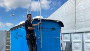 Toezicht schaatsbaan zit droog en warm