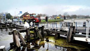 Boeren moeten voorzichtiger zijn met vlotbruggen