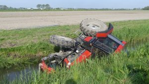 Tractor in sloot, hulpdiensten vinden niemand