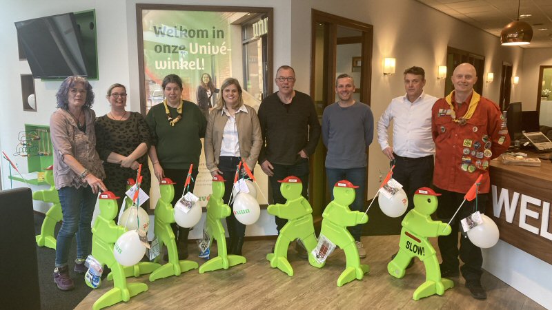 Univé deelt Victor Veilig-poppen uit
