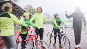 Univé Schagen deelt 2 cheques van €1000,- uit