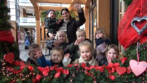 Peuters bezorgen Valentijnspost (video)