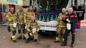 Brandweer wenst inwoners veilige feestdagen tijdens rondrit door de Noordkop