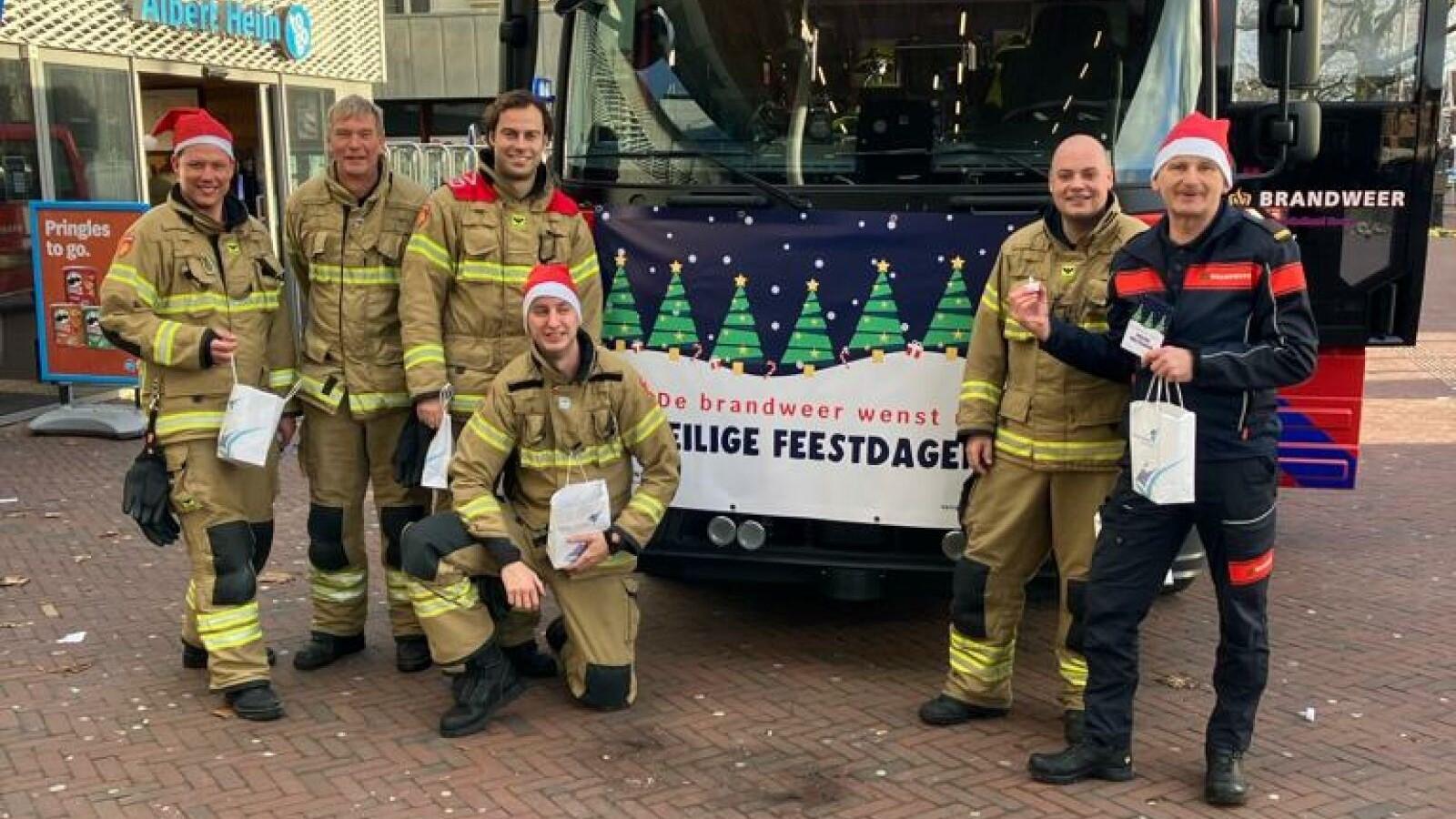 Brandweer wenst inwoners veilige feestdagen tijdens rondrit door de Noordkop