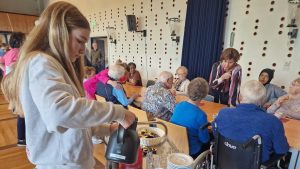 Koken, tuinieren en opruimen: leerlingen Wiringherlant zetten hun beste beentje voor