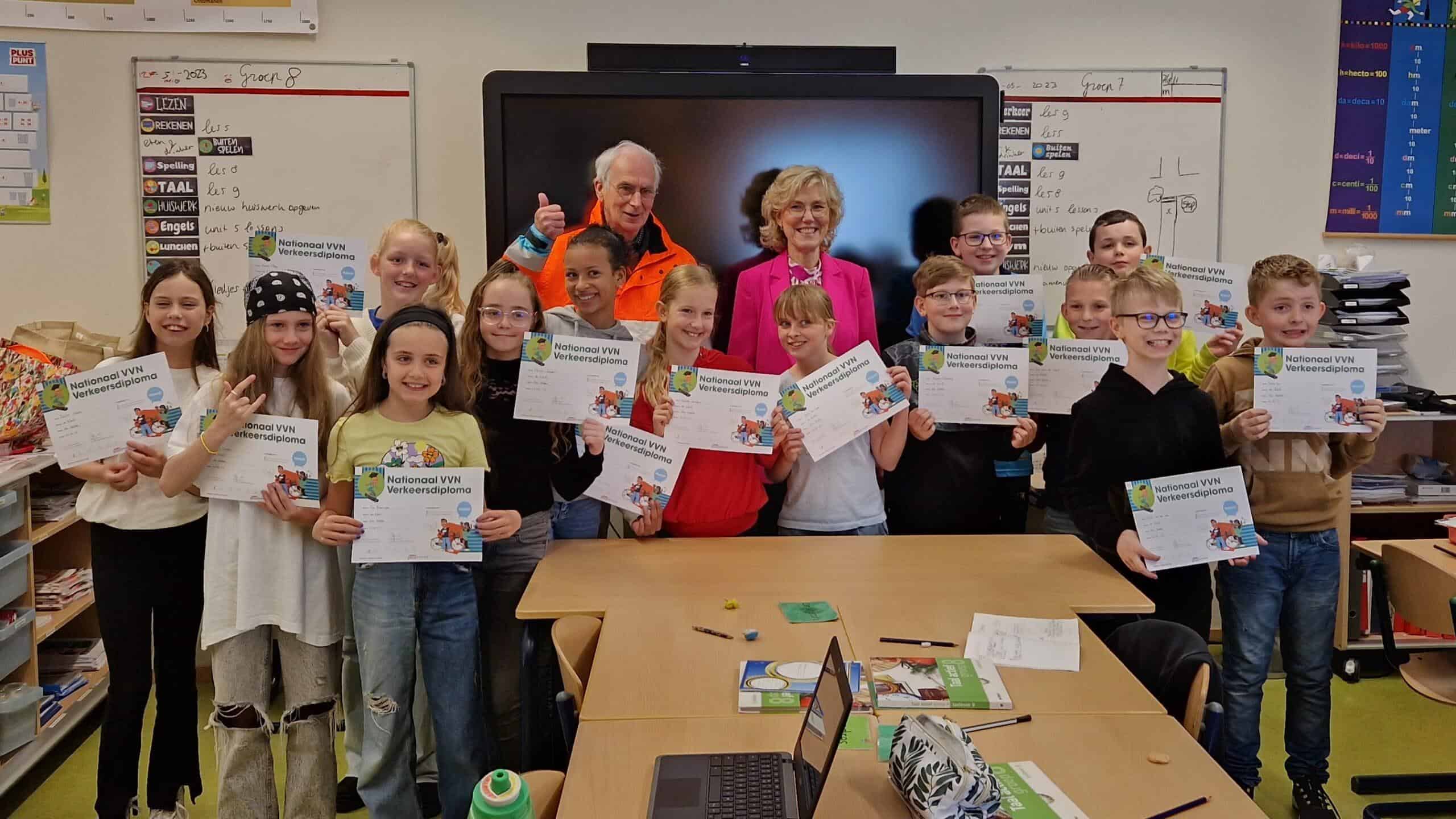 Alle leerlingen van De Kluft foutloos tijdens verkeersexamen, wethouder Augustijn reikt diploma’s uit (video)