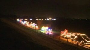 Verlichte trekkers rijden door Wieringermeer