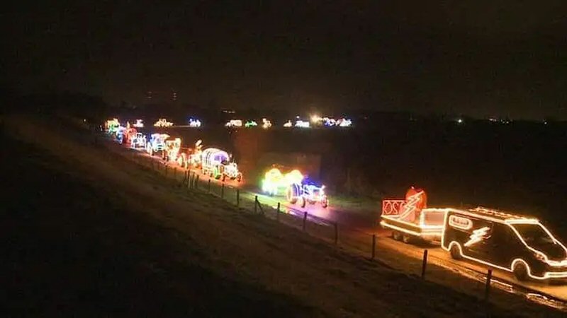 Verlichte trekkers rijden door Wieringermeer