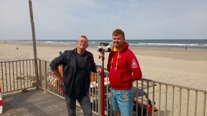 Oude verrekijker terug op het strand
