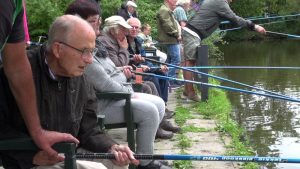 Blije gezichten tijdens viswedstrijd (Video)