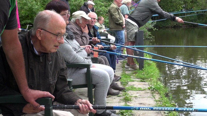 Blije gezichten tijdens viswedstrijd (Video)