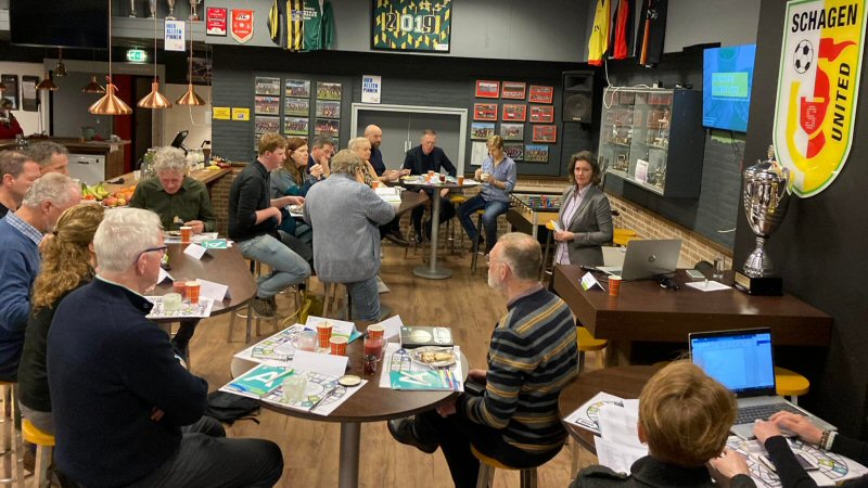 Gemeenteraad ontbijt in voetbalkantine