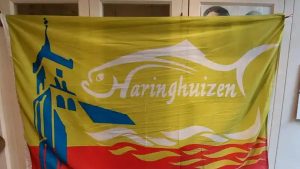 Nieuwe vlag Haringhuizen wappert in het dorp