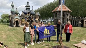 In Kunsttuin Winkel wappert vlag met logo