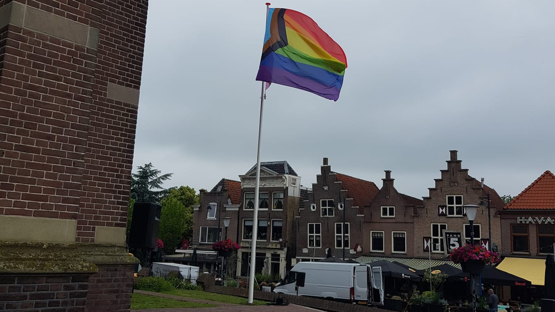Vlaggenmast Grote Kerk gesloopt door vandalen