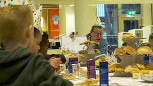 Wethouder de Vrij geeft aftrap Nationale Voorleesdagen (video)