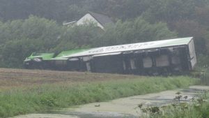 Vrachtwagen valt in sloot