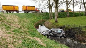 Vrachtwagen ramt auto in Winkel